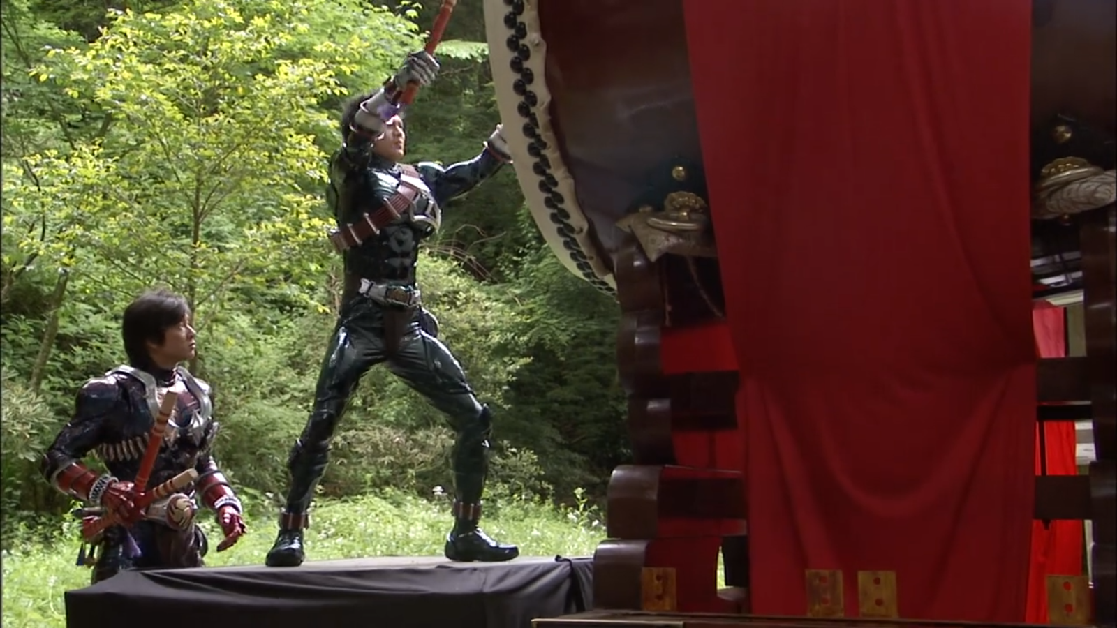 響く鬼の里 7月10日は 仮面ライダー響鬼 二十三話 鍛える夏 放送15周年です 明日夢はホイッスル トドロキは太鼓とそれぞれ専門外で練習に身が入らない2人の対比が目立ちますね 童子と姫のなかでも特にコミカルなドロタボウのコンビは他の姫たちと