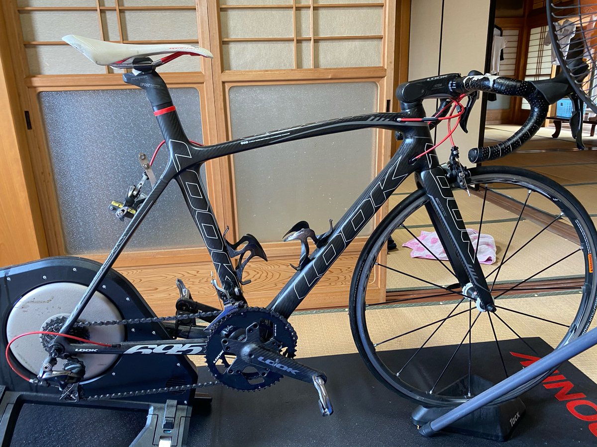 KENT_RE's tweet photo. トレッドミル冷却の合間にLOOKを眺める。

たまに乗りたくなるね〜と言いつつ4年くらいロードには乗ってない。 https://t.co/LF7CwzC040