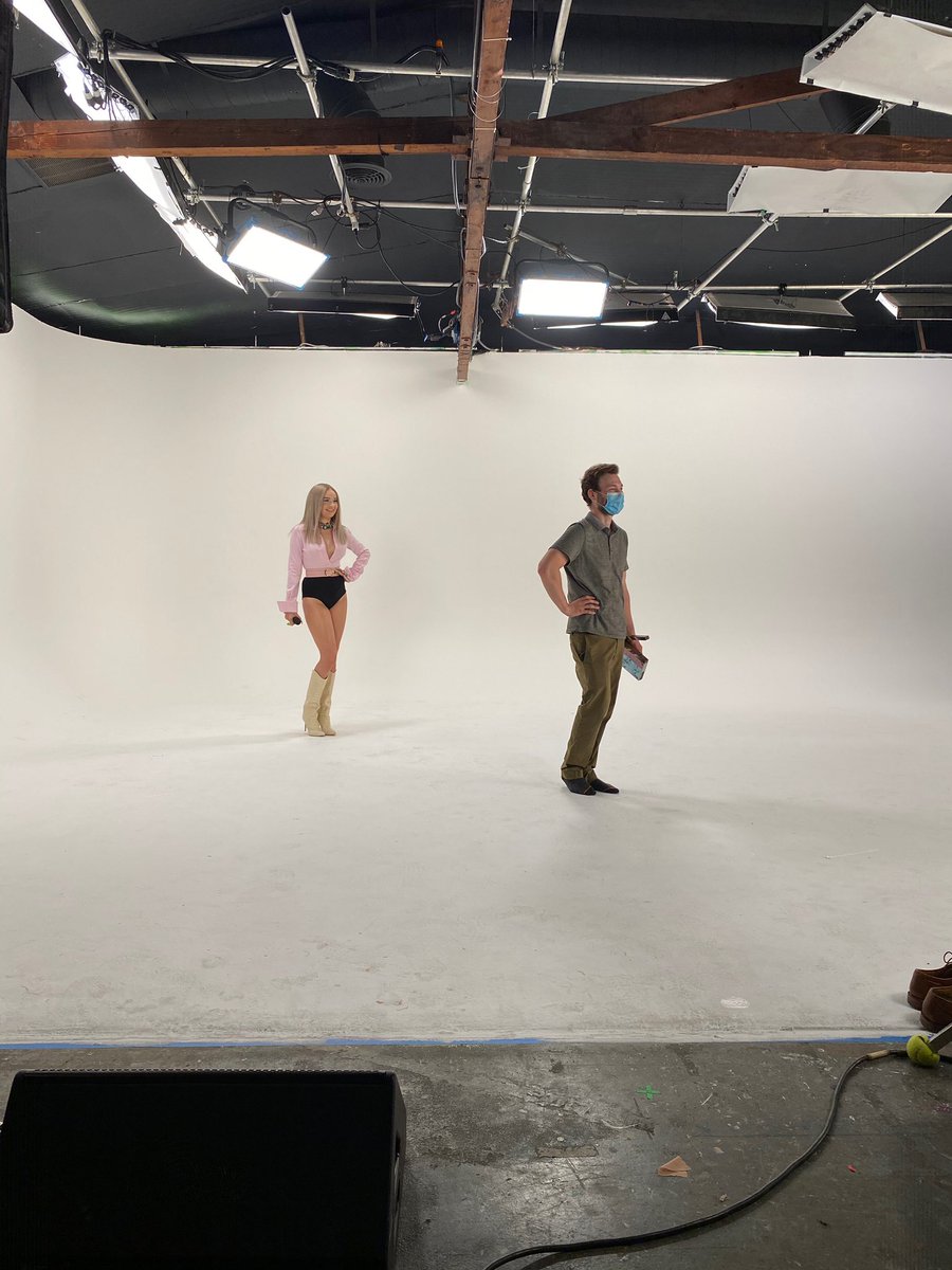 30 minutes til #KimOnKimmel 💕😭