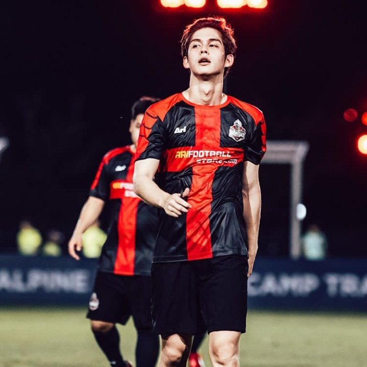 one of jennie's fanboys 🤤