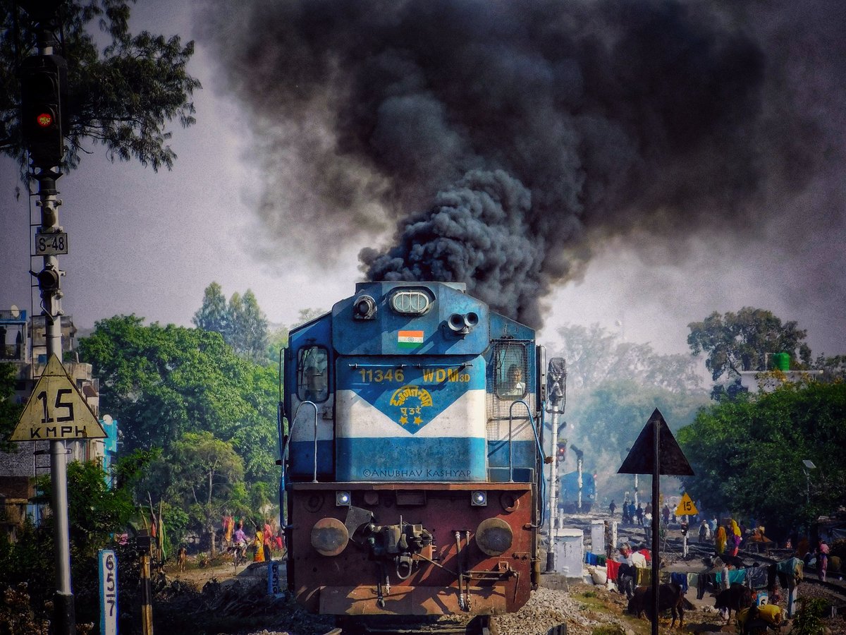 3,300HP ALCO DL560C aka WDM-3D 😃🚂

#IndianRailways #IRTSmovingindia #IncredibleIndia #Raildristi #trains #trainspotting #WDM3D #railroad #IRFCA #IndiaFightsCoronavirus