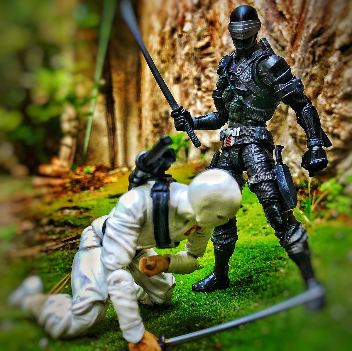 A few simple paint apps on Snake Eyes and this figure is beyond fantastic! #gijoe #snakeeyes #stormshadow @artic_icons #sixinchjoes #actionfigurephotography #GIJoeClassified