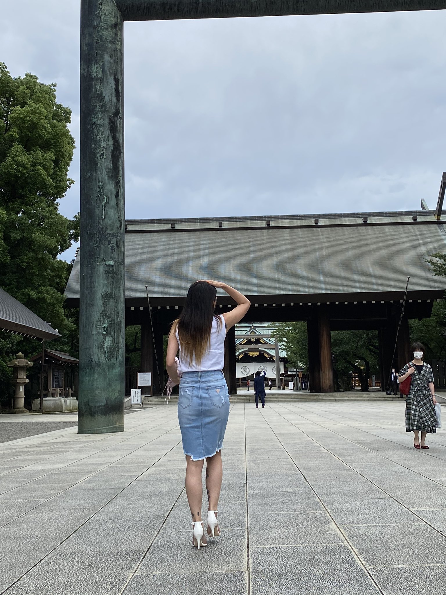 ʚ ɞ 渋谷 千夏 ʚ ɞ 靖国神社 に行ってきたよ ついに御朱印帳デビュー 東京 靖国神社 御朱印帳 菊門 神社 参拝 鳥居 美脚 タイトスカート ピンヒール タトゥー 刺青 散歩 T Co Jg0dkqouu2 Twitter