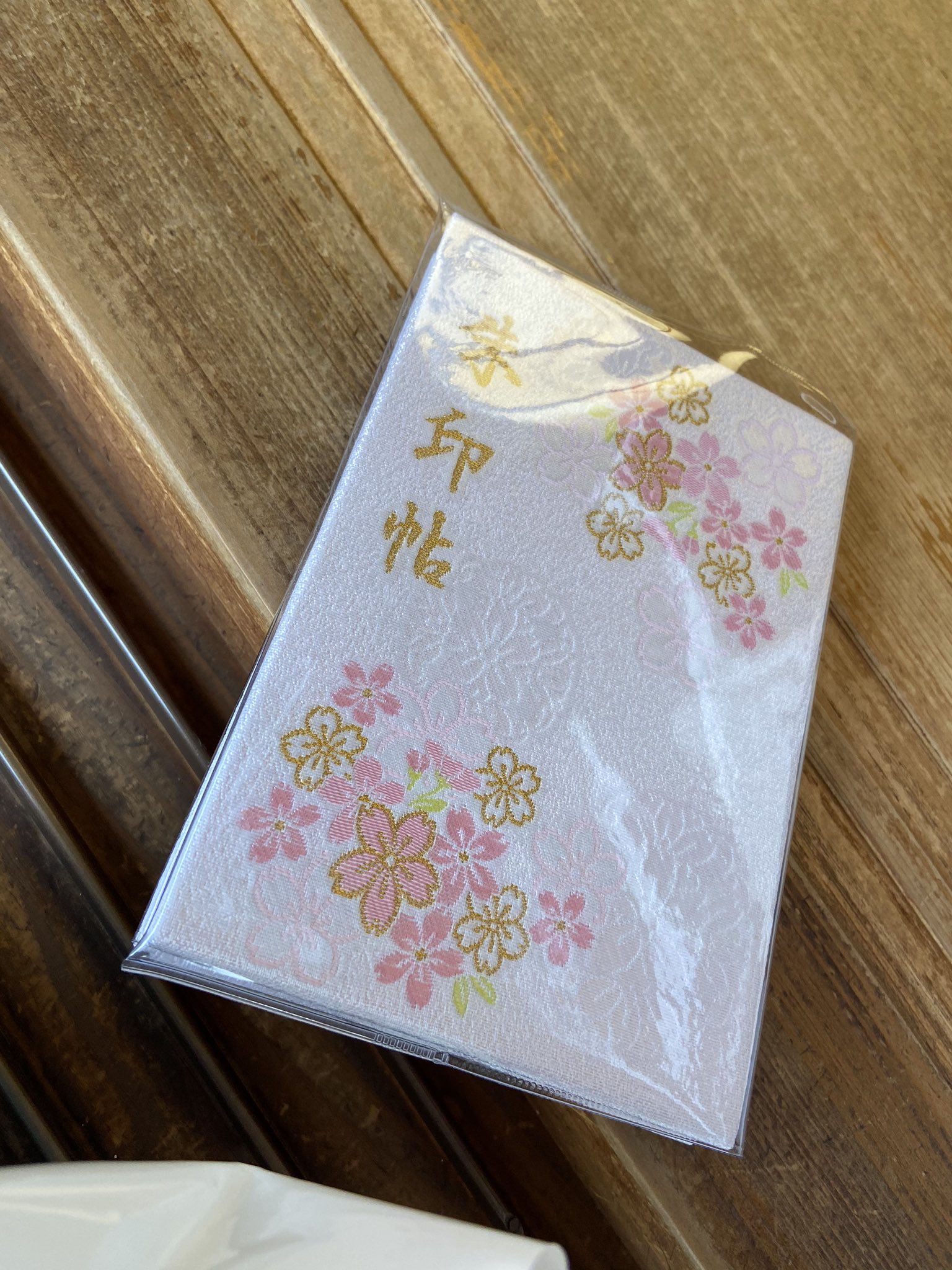 ʚ ɞ 渋谷 千夏 ʚ ɞ 靖国神社 に行ってきたよ ついに御朱印帳デビュー 東京 靖国神社 御朱印帳 菊門 神社 参拝 鳥居 美脚 タイトスカート ピンヒール タトゥー 刺青 散歩 T Co Jg0dkqouu2 Twitter