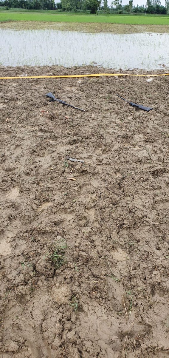 bahraichpolice's tweet image. #uppstf व #bahraichpolice द्वारा बीती रात्रि गोरखपुर निवासी ₹-50,000/- का इनामी अपराधी पन्ना यादव मुठभेड़ में घायल,अस्पताल में इलाज के दौरान मौत, उक्त बदमाश पर लगभग तीन दर्जन आभियोग पंजीकृत थे।  #crackdownupp @Uppolice