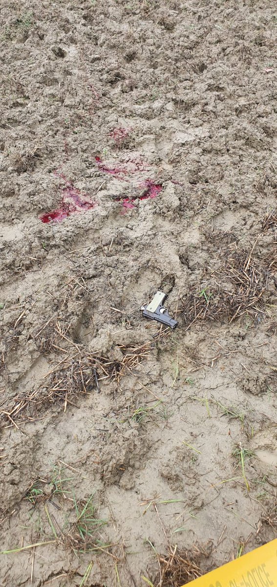 bahraichpolice's tweet image. #uppstf व #bahraichpolice द्वारा बीती रात्रि गोरखपुर निवासी ₹-50,000/- का इनामी अपराधी पन्ना यादव मुठभेड़ में घायल,अस्पताल में इलाज के दौरान मौत, उक्त बदमाश पर लगभग तीन दर्जन आभियोग पंजीकृत थे।  #crackdownupp @Uppolice