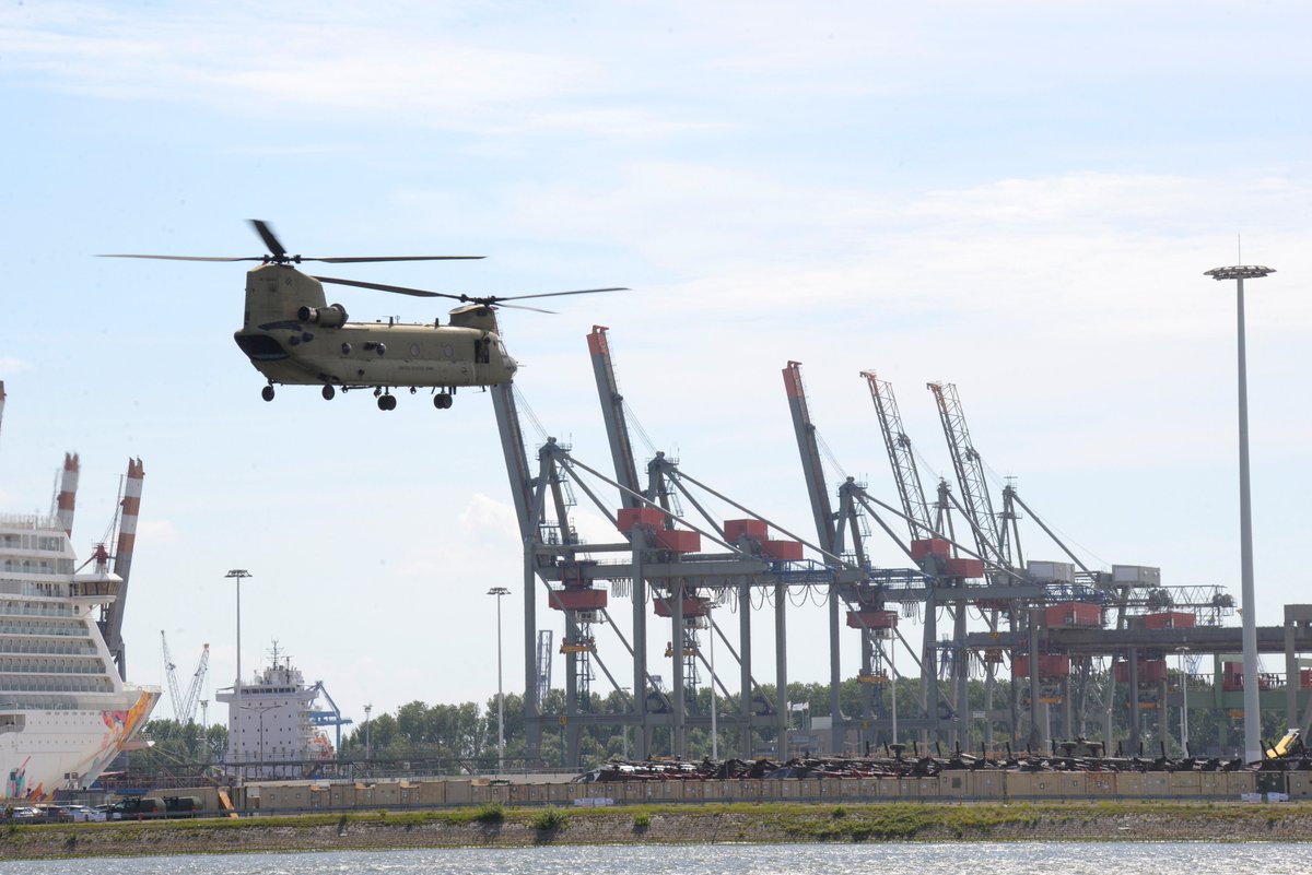 scramble_nl's tweet photo. 3rd Combat Aviation Brigade gathered in Rotterdam, Waalhaven. Read more at https://t.co/ZaEbVEQBKQ (photos Erik-Jan Engelen)
#avgeek #militaryaviation #USAr #3rdCombatAviationBrigade #3rdCAB #IllesheimAAF #Ansbach #CH47F #UH60L #UH60M #HH60M #AH64D https://t.co/NGmmSk5YZJ