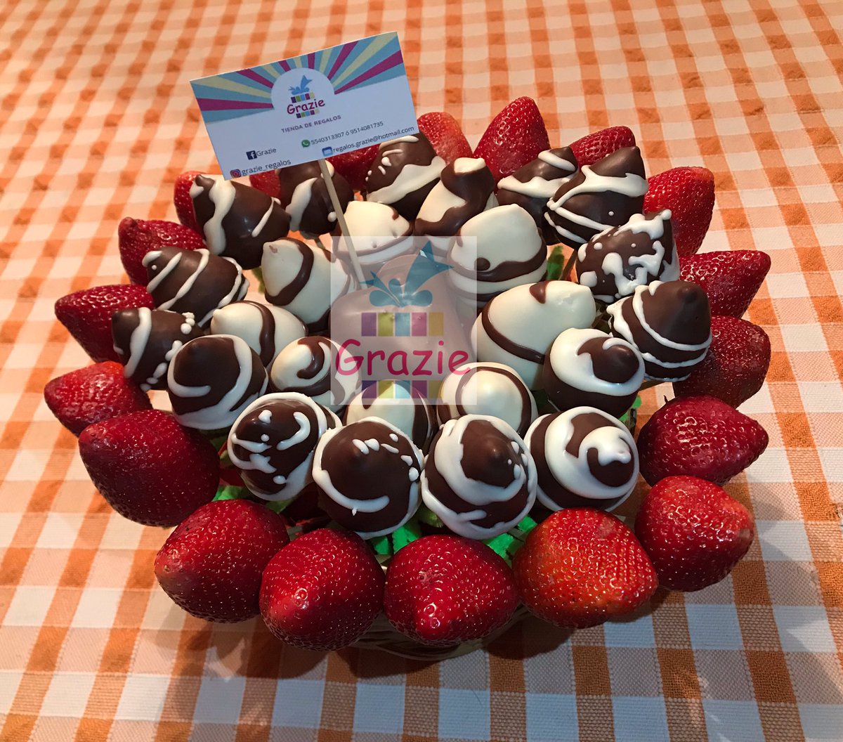 AlejandraHered3's tweet photo. 🎁No se queden con las ganas de probar nuestros mejores postres 🍰
 - Manzanas de chocolate 🍎 
 - Manzanas de chamoy 🍎 
 - Carlotas de Limón 🧁
 - Brochetas de Fresas con Chocolate 🍓 

🎁Contamos con... *¡Servicio a Domicilio!* 🚗🎉 https://t.co/u03Ran6Kn7
