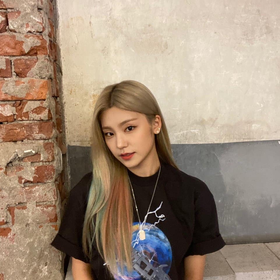 y_ejis's tweet photo. to feed the curiousities of midzy since they seem to want to see more of my new hair colors.

is this enough for you to see the green and pink highlight? 😝 https://t.co/6lwoL2hp6Z