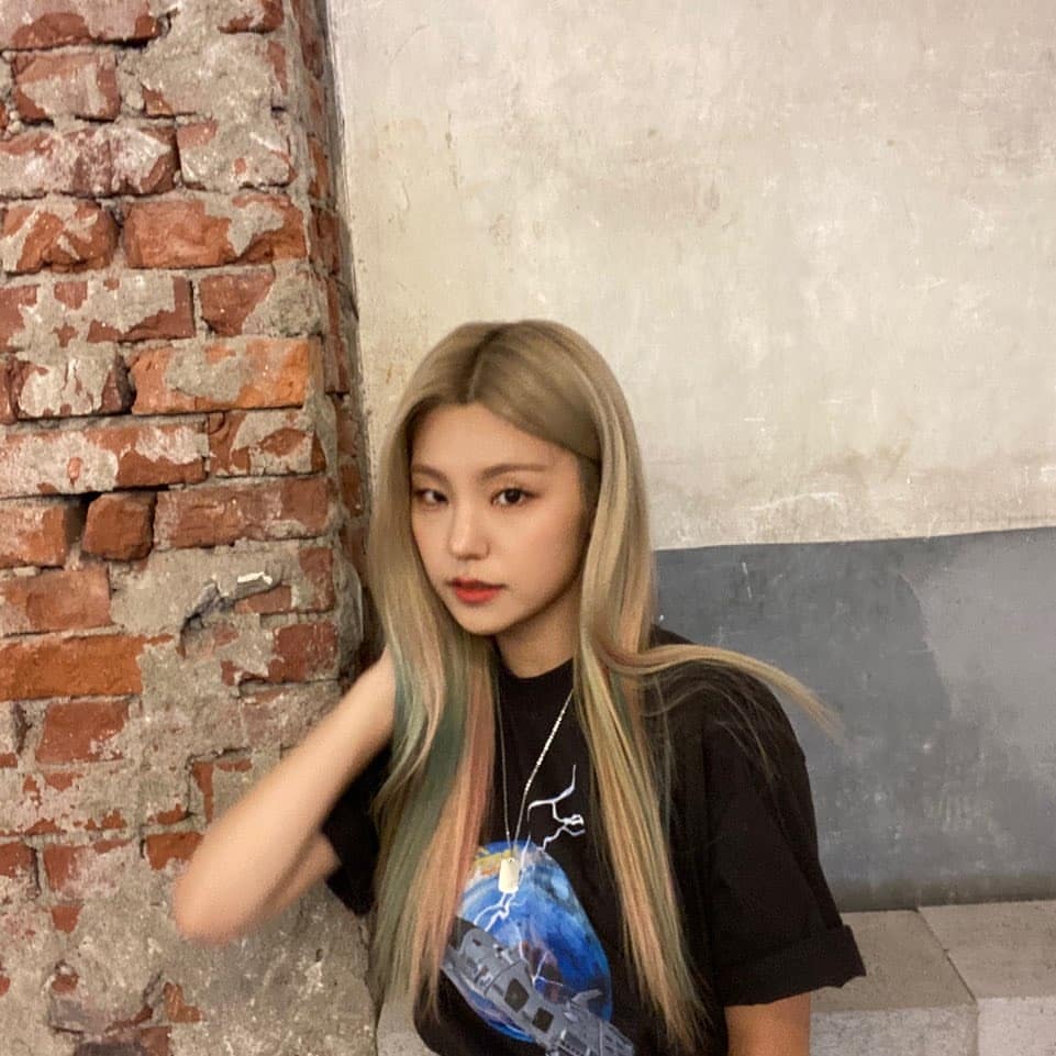 y_ejis's tweet photo. to feed the curiousities of midzy since they seem to want to see more of my new hair colors.

is this enough for you to see the green and pink highlight? 😝 https://t.co/6lwoL2hp6Z