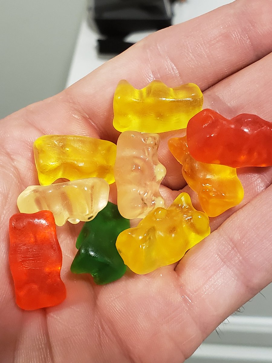 MikeyBMOC's tweet photo. Post workout gummie bears. #shortcuttosize https://t.co/CCQXhdbqpo