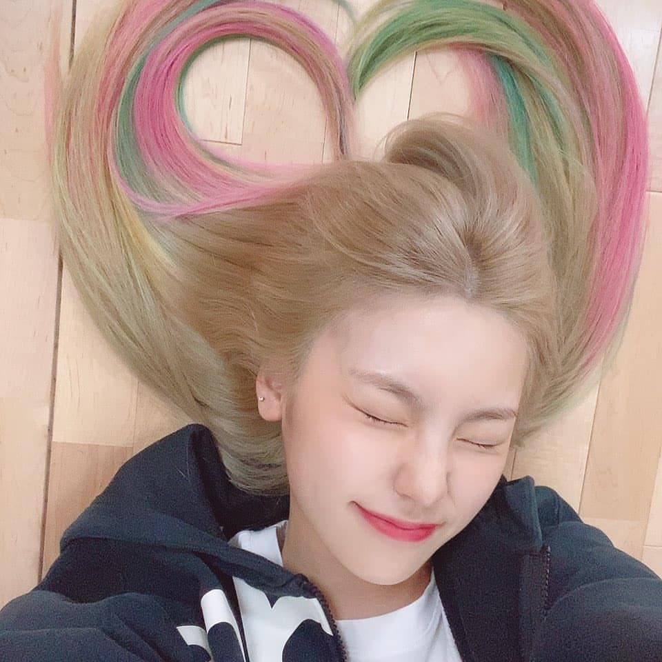 y_ejis's tweet photo. special pink and green heart for midzy, made by their one and only hwang captain. https://t.co/n4B0PKcFKt