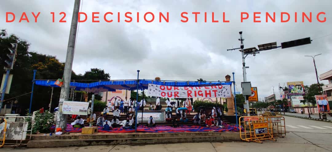 namratadev3's tweet photo. Strike day 12 
Our govt isn't bending 
Our fight un-ending 
Yet faith not fading 
For justice here we are seeking 
But decision is still pending 
#JJMMCSTIPEND
@BSYBJP
 @mla_sudhakar 
@PMOIndia 
@sriramulubjp
@sardesairajdeep
@IndiaToday 
@kard2k18
@nabilajamal_ https://t.co/ARu1jZ7Lus
