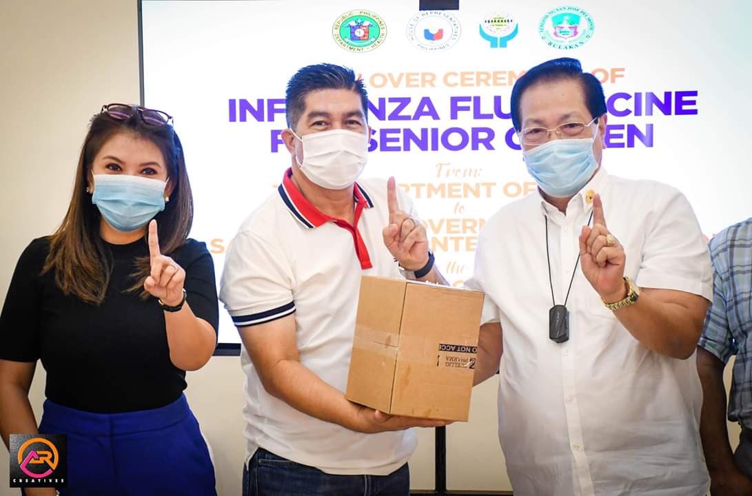 ricksmile18's tweet photo. Robes couple ipinamahagi ang 37,000 donated flu vaccine sa mga senior citizen ng SJDM https://t.co/mv4lkW8iPv