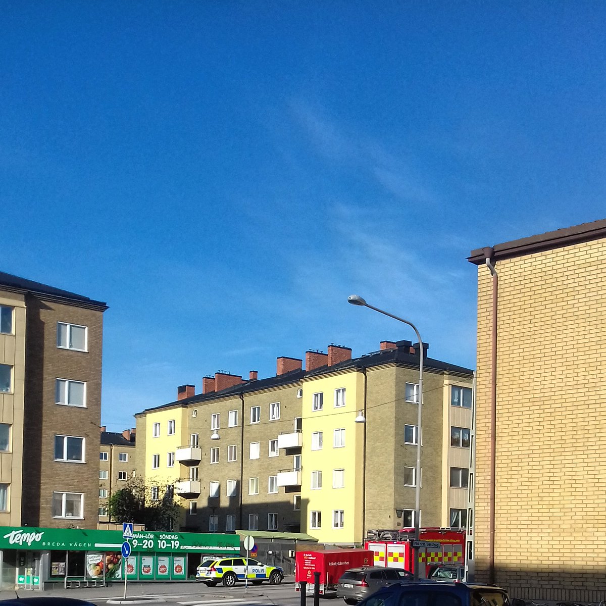 the_anyahmariaf's tweet photo. #bredavägen #detbrinner #fire #feueralarm https://t.co/mgYGWOf6b3