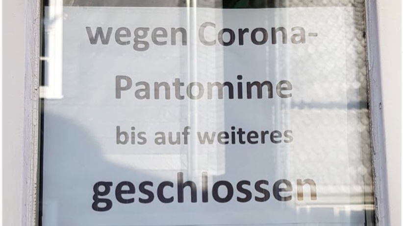 • Als ich klein war, hat meine Oma mich öfters zum Kaufmann geschickt, um Paketbrot zu kaufen. Hat Jahre gedauert, bis ich draufgekommen bin, dass Baguette gemeint war.