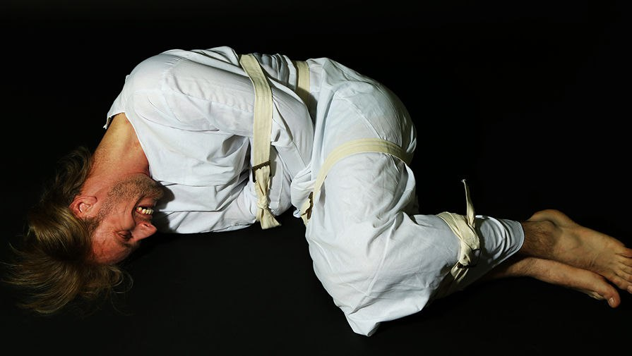 Связанный человек. Связанный человек во сне. Связанный мужчина. Человек в смирительной рубашке. Связанный мужчина.