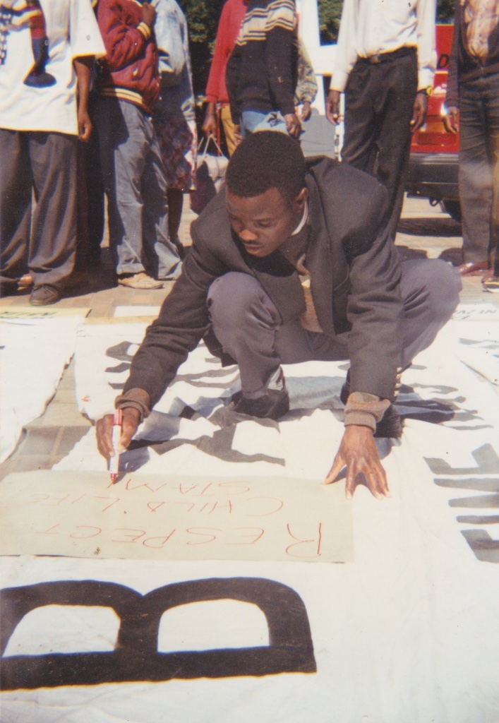 PedzisaiRuhanya's tweet image. Smoko moto, Zaka/Jerera. It’s my birthday. Tozipigwa!