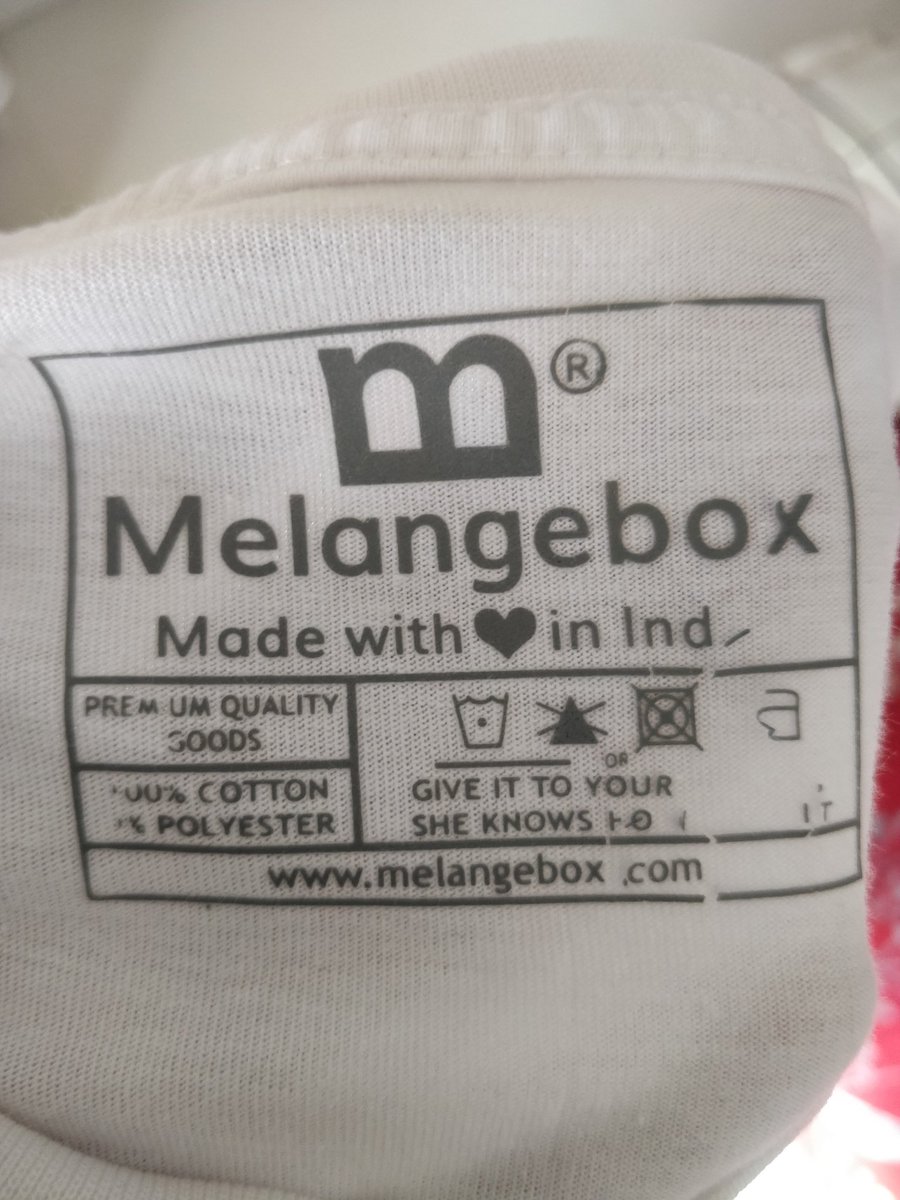 UtmaniMohit's tweet photo. @MelangeboxIndia 

I had ordered this white v-neck t-shirt. First of all there was a delay in delivey and then when i received the product there is a XXL written on the t-shirt which is visible. The branding is already coming out. The threads are coming out.
 Really not done!!! https://t.co/1SaKihkiy4