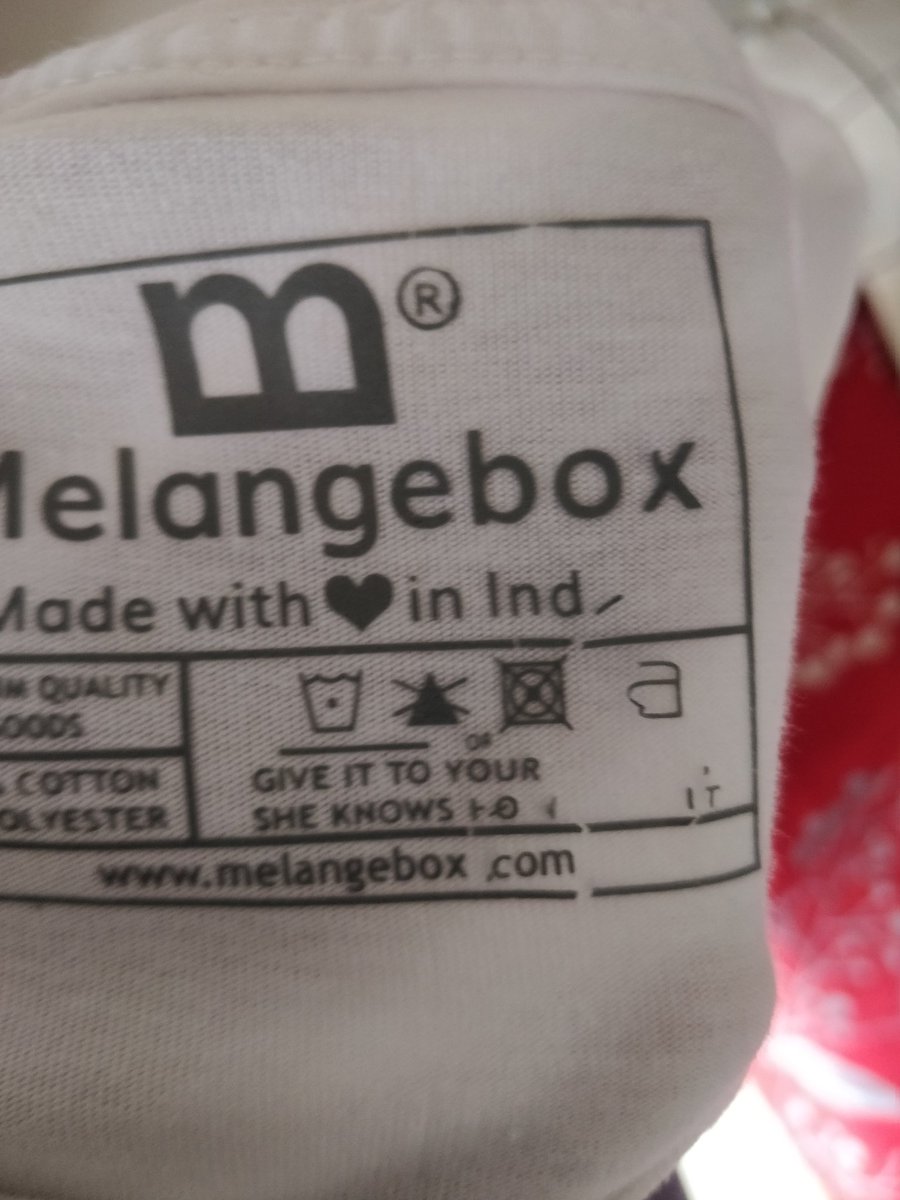 UtmaniMohit's tweet photo. @MelangeboxIndia 

I had ordered this white v-neck t-shirt. First of all there was a delay in delivey and then when i received the product there is a XXL written on the t-shirt which is visible. The branding is already coming out. The threads are coming out.
 Really not done!!! https://t.co/1SaKihkiy4