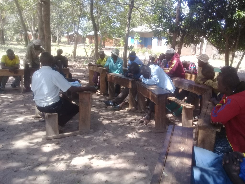 SamsonNcheye3's tweet photo. Wazazi wa wanafunzi darasa la saba shule ya msingi kisumo kata ya nanda mbogwe geita wakipeana msisitizo kuwa tusiwanyime watoto haki zao huo ni ukatili mkubwa tuwaache watoto watimize ndoto zao #chukuahatua @OxfamTz @joycendalichako @HakiElimu https://t.co/QB69LkUUSE