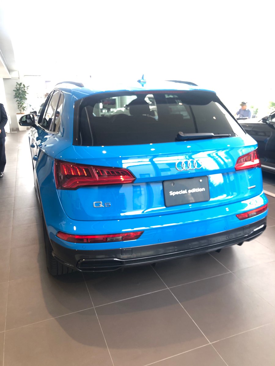 AudiSuginami's tweet photo. こんにちは #Audi 杉並です。
今回はショールームに一際美しい色が入ってきました！A3SBのマコウブルーとQ5のターボブルーです！
夏の青空にぴったりな綺麗な色ですね^ ^是非ショールームに遊びにいらしてください。
#Audi #Q5 #A3SB #アウディ #夏空
#夏 #S-Line #元気が出る色 https://t.co/HYMKIMd0mi