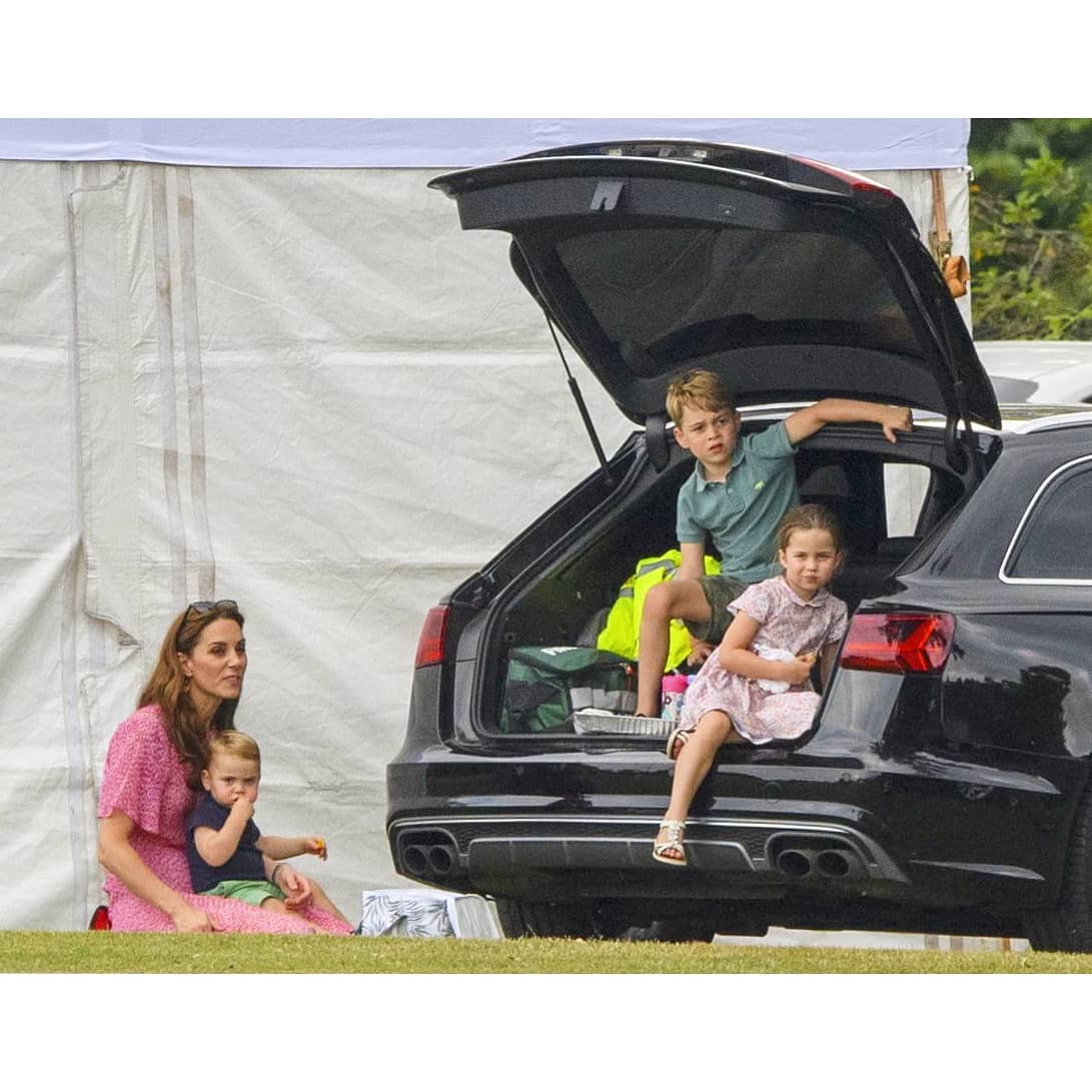 royalfocus1's tweet image. On this day 2019. Catherine Duchess of Cambridge,Prince Louis,Prince George and Princess Charlotte watching Prince William playing in King Power Royal Charity Polo Day at Billingbear Polo Club. #catherinemiddleton…

📸 instagram.com/p/CCcz-UUFcBg/ via tweet.photo