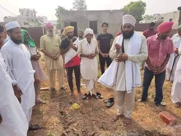 AdvJunaidH's tweet photo. انڈیا پنجاب گاؤں براسالا ضلع کرنال ہریانہ پنجاب میں سکھ کمیونٹی کی طرف سے مسلمانوں بھائیوں کے لئے مسجد کی بنیاد رکھی جارہی ہے
مسلمان اور سکھ مل کر مسجد کی بنیاد ڈال رہے ہیں۔
اسلام آباد میں بننے والا مندر پر شور کرنے سے کیا ہوگا نفرتیں، تعصب، بغض ہم جہالت کی بنیاد مضبوط کر رہے ہیں https://t.co/5fxQgRDaJJ