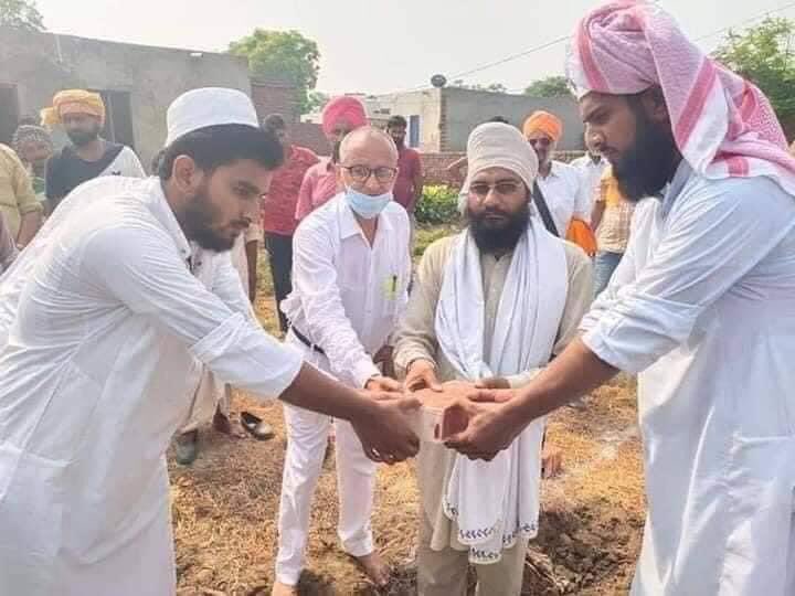 AdvJunaidH's tweet photo. انڈیا پنجاب گاؤں براسالا ضلع کرنال ہریانہ پنجاب میں سکھ کمیونٹی کی طرف سے مسلمانوں بھائیوں کے لئے مسجد کی بنیاد رکھی جارہی ہے
مسلمان اور سکھ مل کر مسجد کی بنیاد ڈال رہے ہیں۔
اسلام آباد میں بننے والا مندر پر شور کرنے سے کیا ہوگا نفرتیں، تعصب، بغض ہم جہالت کی بنیاد مضبوط کر رہے ہیں https://t.co/5fxQgRDaJJ