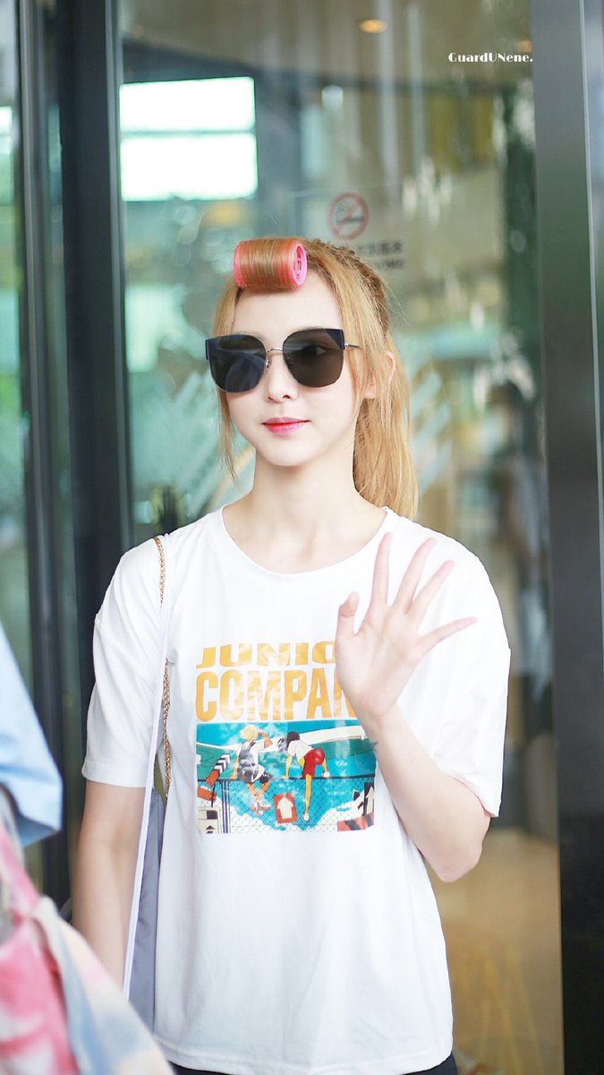 จากดราม่าเรื่องเสื้อผ้า #เนเน่ แม่ขอออกมาอธิบายน่อย ตอนไปแข่ง รายการบอกไม่ต้องเตรียมเสื้อผ้าไป เพราะทางรายการเตรียมให้ น้องเลยขนชุดง่ายๆ ใส่ง่ายๆไปไม่ได้เอาแบรนด์เนมไปเลย เพราะต้องเข้าไปอยู่ในค่ายเอาของมีค่าไปมันลำบาก แต่พอแข่งเสร็จ กลับมาบ้านไม่ได้ (1)