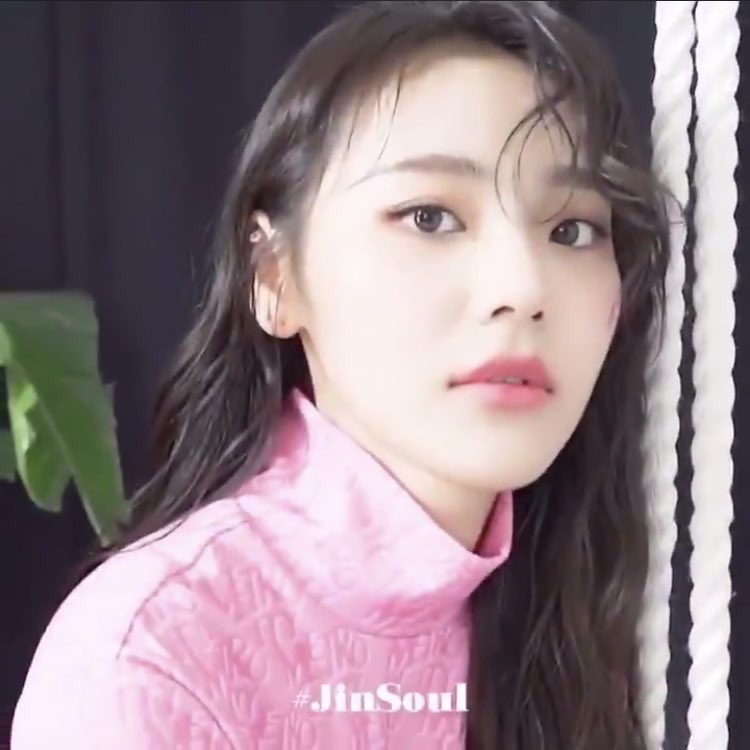 lowqualityloona's tweet photo. shoot vs behind 😍💙

#이달의소녀 #진솔 #LOONA #JINSOUL https://t.co/vXGPUPcnw0