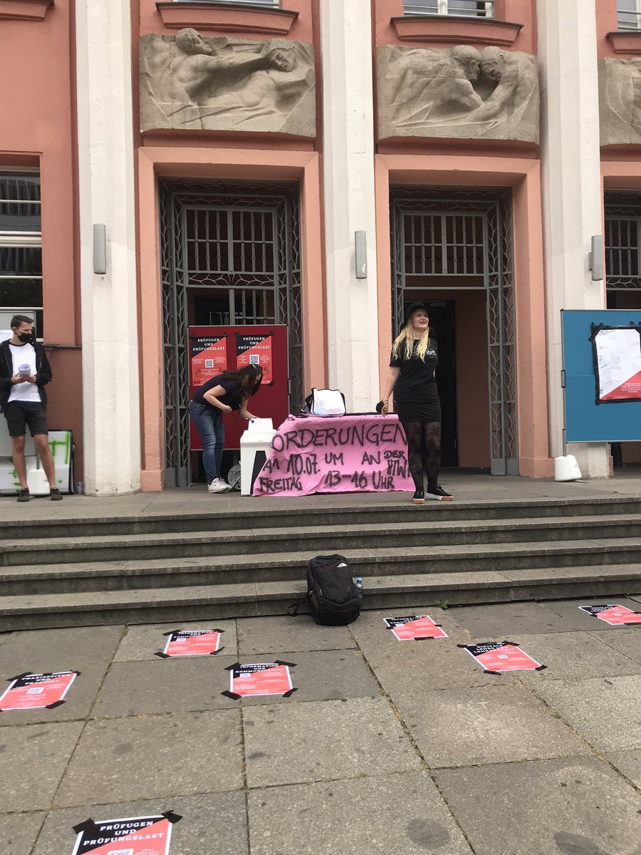 KSS_SN's tweet photo. Und die zweite Übergabe zeigt ein Symbolbild wie mit den Forderungen des StuRa bisher umgegangen wurde. Die zweiter Übergabe“person“ ist der Schredder. #studihilfejetzt #le1007 https://t.co/DuVSL1QgWd