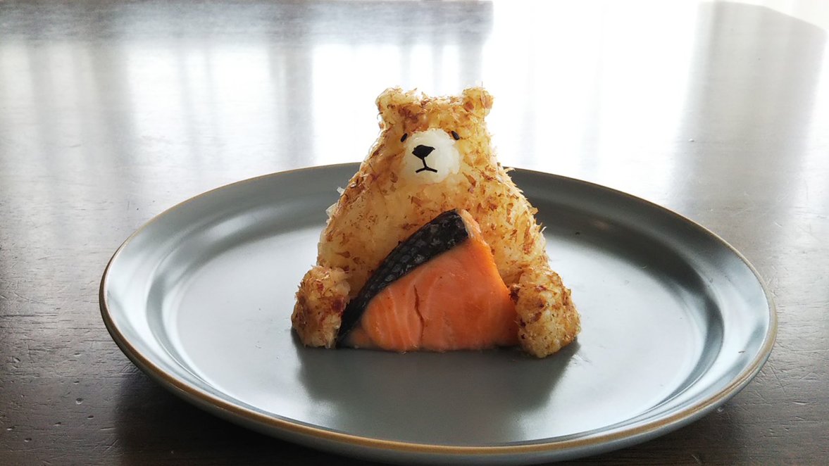 もったいなくて食べられない 焼き鮭を抱えたクマのおにぎり 話題の画像プラス