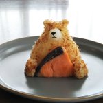 もったいなくて食べられない!焼き鮭を抱えたクマのおにぎり!