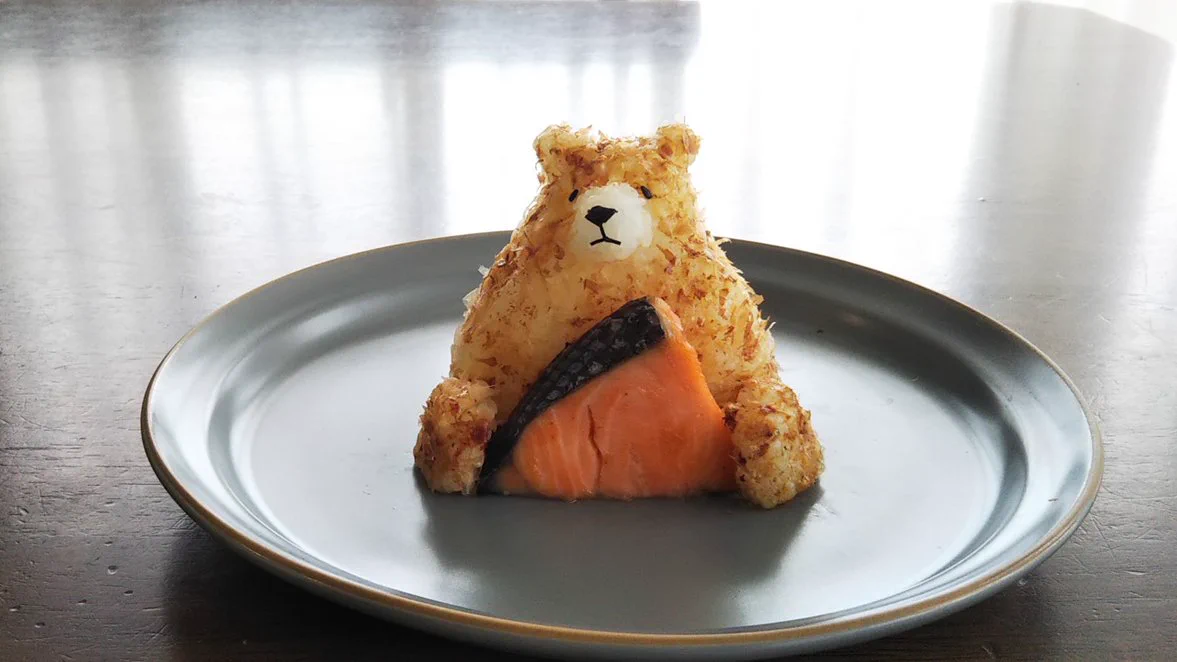もったいなくて食べられない！焼き鮭を抱えたクマのおにぎり！