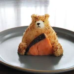 もったいなくて食べられない!焼き鮭を抱えたクマのおにぎり!