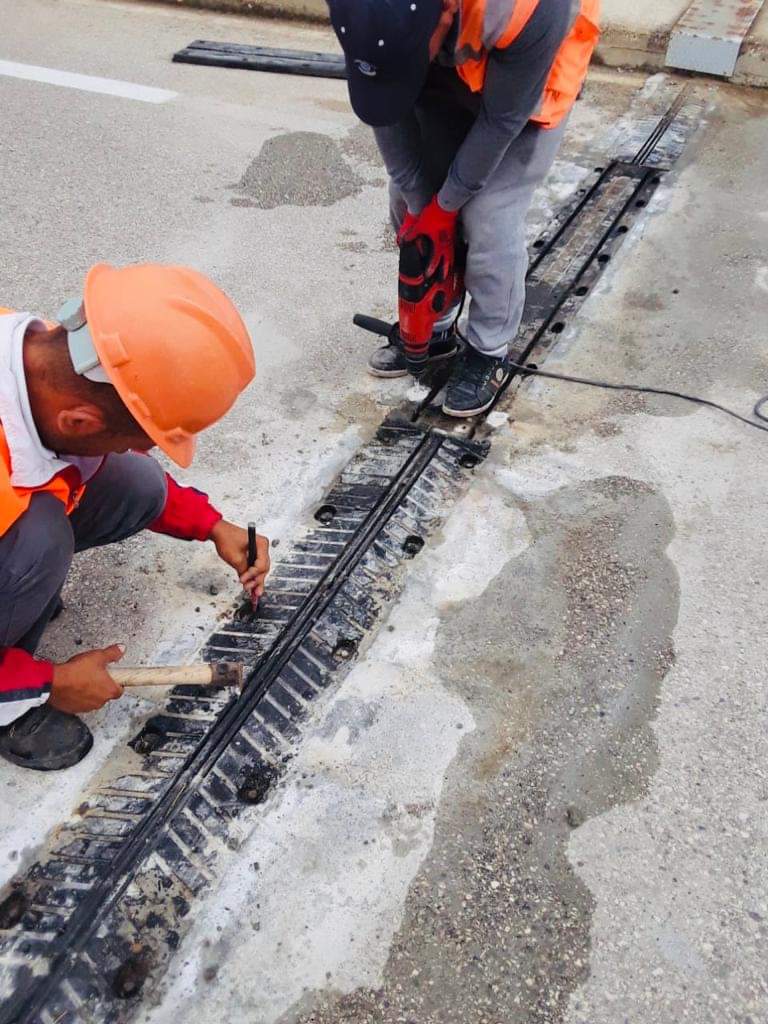 EnergjiaGovAL's tweet photo. Vijon 👷♂️riparimi i shtresave të dëmtuara asfaltike dhe ka përfunduar riparimi i fugave të urës së 📍Poçemit në aksin Levan-Tepelenë 🛣
#MIE #ARRSH https://t.co/kZ2FwWMpMl