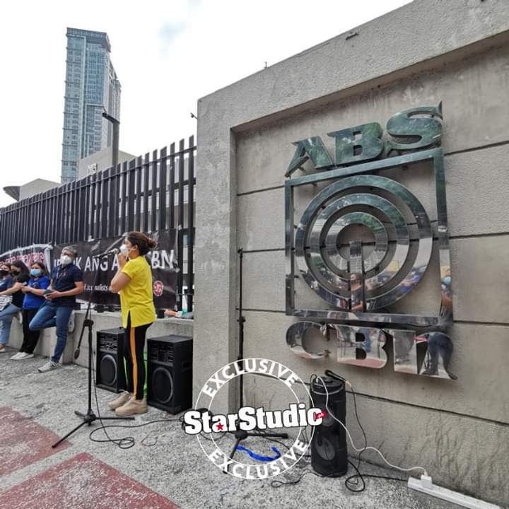 StarStudioPH's tweet photo. Melai Cantiveros (@MelaiMoMagtweet), nakasuporta para sa ABS-CBN. β€ππ Naganap kanina ang solidarity caravan para sa kahilingang mabigyan ng franchise ang Kapamilya Network.
#ForeverKapamilya #VoteYesToABSCBN
READ: https://t.co/mFMArE3cNT https://t.co/juXcOcoXmz
