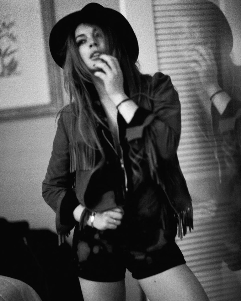 lavitalohan's tweet photo. Support Lindsay Lohan's hot new track #BackToMe and remixes out now!! 🎵🔥

📀 https://t.co/4O3Uvqg9w5

💿 https://t.co/GBpnr3zFdW (@DaveAude Remix)

💿 https://t.co/QGsrlNuZej (@realBlackCaviar Remix) https://t.co/VN5FsfP2nI