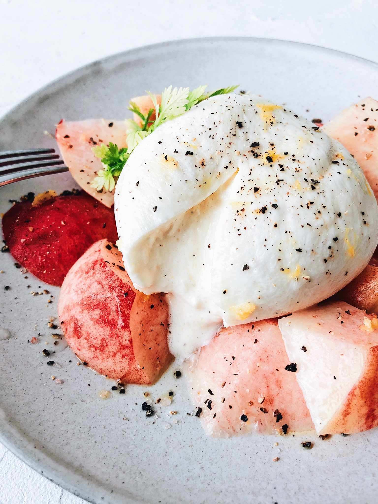 Ai Mogmog Ai Horikawa Kaldiのブラータチーズ それだけでも美味しいんだけど これで桃モッツァレラやると更に最強 レモンの皮すりおろして塩胡椒して ワインビネガーと美味しいオリーブオイルかけてね あ 桃の皮は剥かない派です T