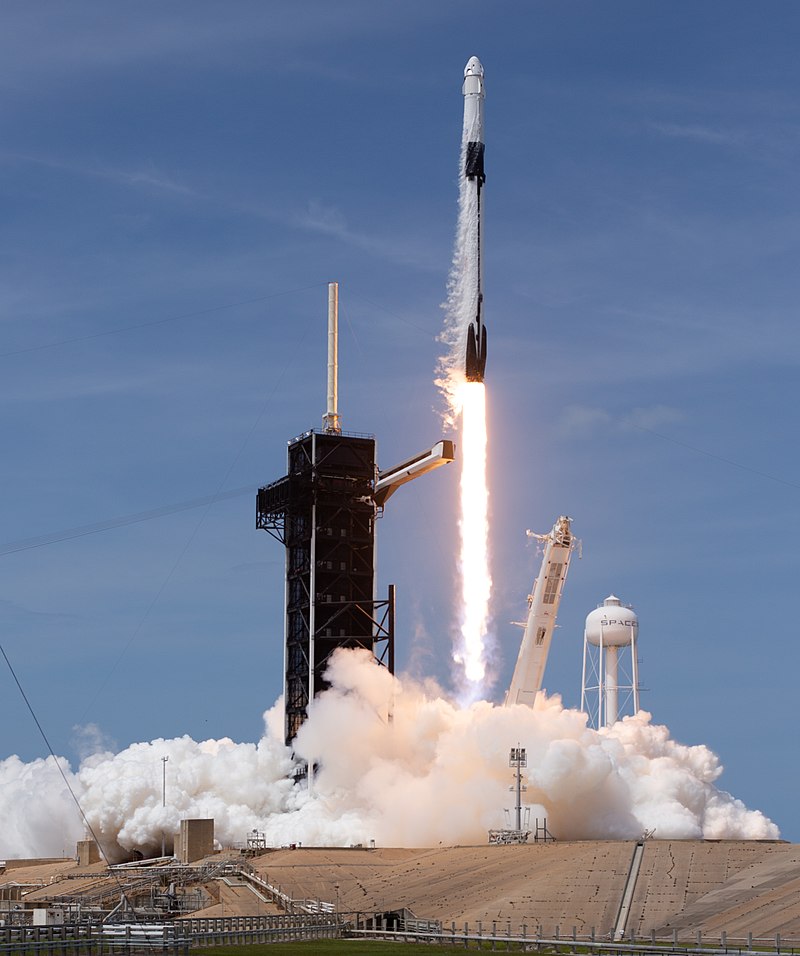 The rocket is roughly modelled on a  @SpaceX Falcon 9 Full Thrust in expendable configuration 4/(image source:  https://en.wikipedia.org/wiki/Falcon_9#/media/File:SpaceX_Demo-2_Launch_(NHQ202005300044)_(cropped).jpg)(specs taken from:  https://www.spacelaunchreport.com/falcon9ft.html )