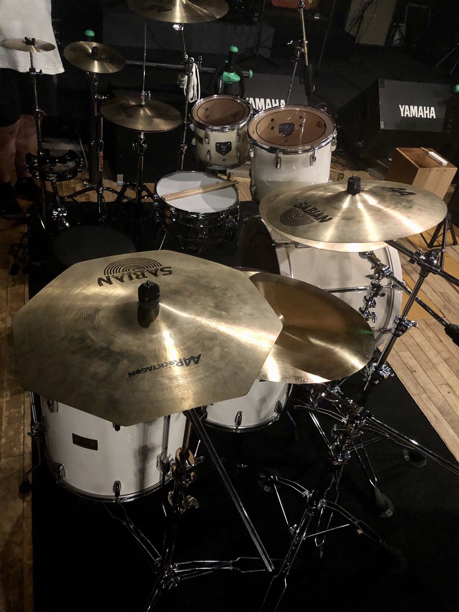 tak1975's tweet photo. 明日のレコーディングに向けて昨夜ドラムセットを構築。
24インチはやはりデカイなー。
しかし音も叩きやすさも最高に好み(^^)
#PearlDrums バーチシェル24”BD,10”TT,14”TT,16”FT,18”FT
#Ludwig #LM400 #LM402 #LM404
#DW5000AD4 #DW5000CX #SABIAN https://t.co/flNqFQNAS3