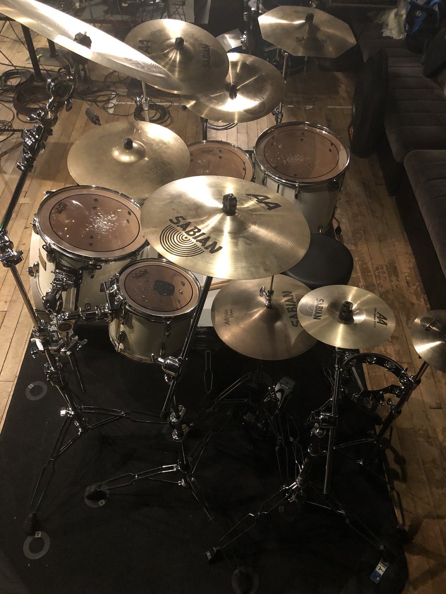 tak1975's tweet photo. 明日のレコーディングに向けて昨夜ドラムセットを構築。
24インチはやはりデカイなー。
しかし音も叩きやすさも最高に好み(^^)
#PearlDrums バーチシェル24”BD,10”TT,14”TT,16”FT,18”FT
#Ludwig #LM400 #LM402 #LM404
#DW5000AD4 #DW5000CX #SABIAN https://t.co/flNqFQNAS3