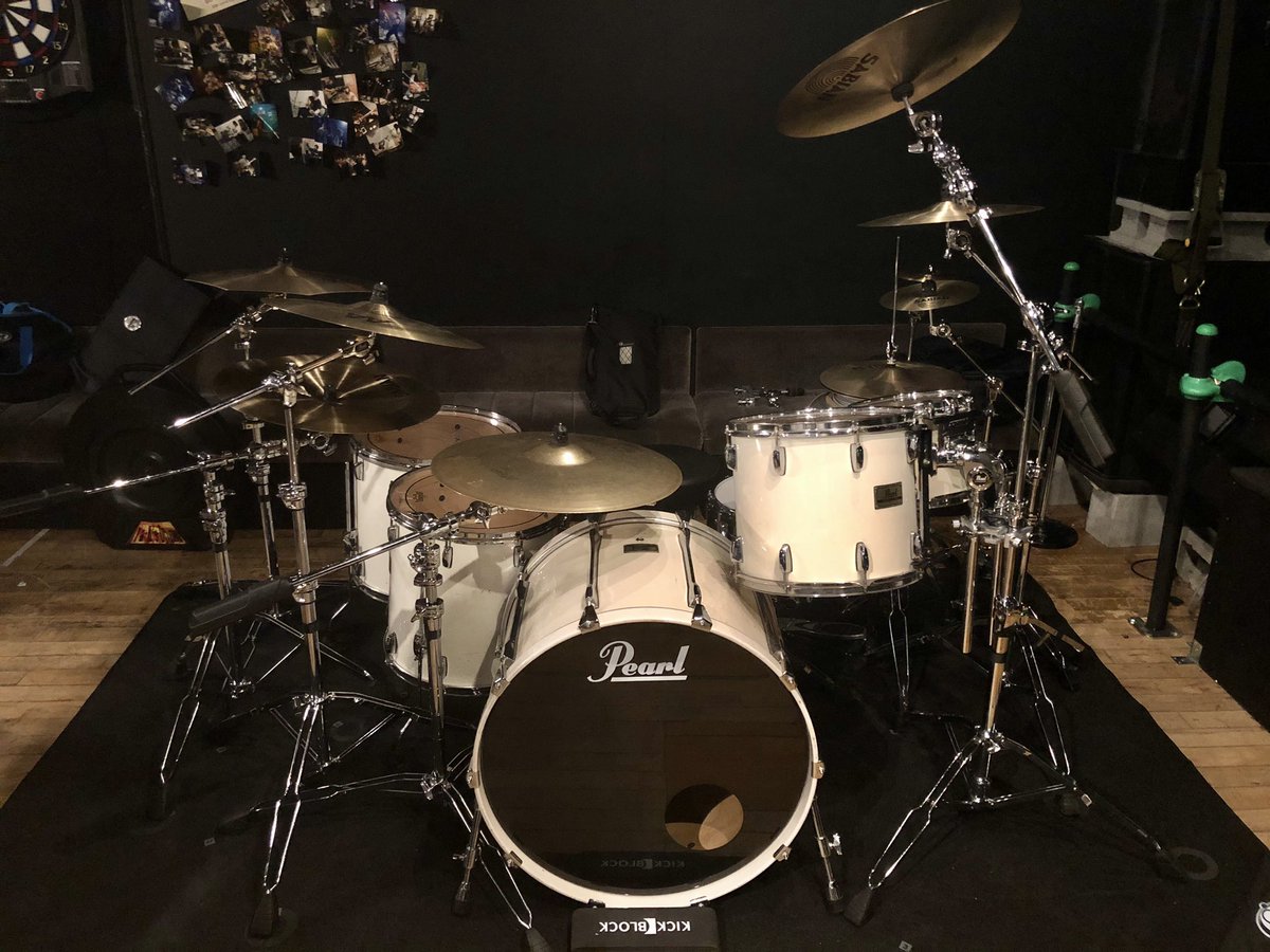 tak1975's tweet photo. 明日のレコーディングに向けて昨夜ドラムセットを構築。
24インチはやはりデカイなー。
しかし音も叩きやすさも最高に好み(^^)
#PearlDrums バーチシェル24”BD,10”TT,14”TT,16”FT,18”FT
#Ludwig #LM400 #LM402 #LM404
#DW5000AD4 #DW5000CX #SABIAN https://t.co/flNqFQNAS3