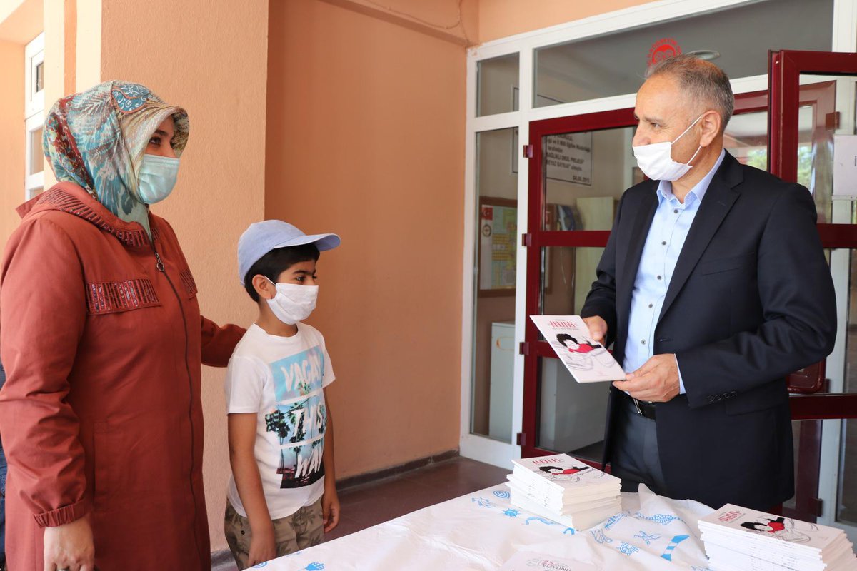 ziyaselcuk's tweet photo. Hadi maskenizi takıp çocuğunuzun okuluna uğrayın. Yaz tatili için Arkadaş kitaplarını hazırladık ve okullara gönderdik.  1., 2., 3. ve 4. sınıf öğrencilerimiz kitaplarını okuldan alabilirler. Yaptığınız etkinlik sayfalarını paylaşırsanız bakmak isterim. #okullarıbirlikteaçacağız https://t.co/NRaA20MmlL