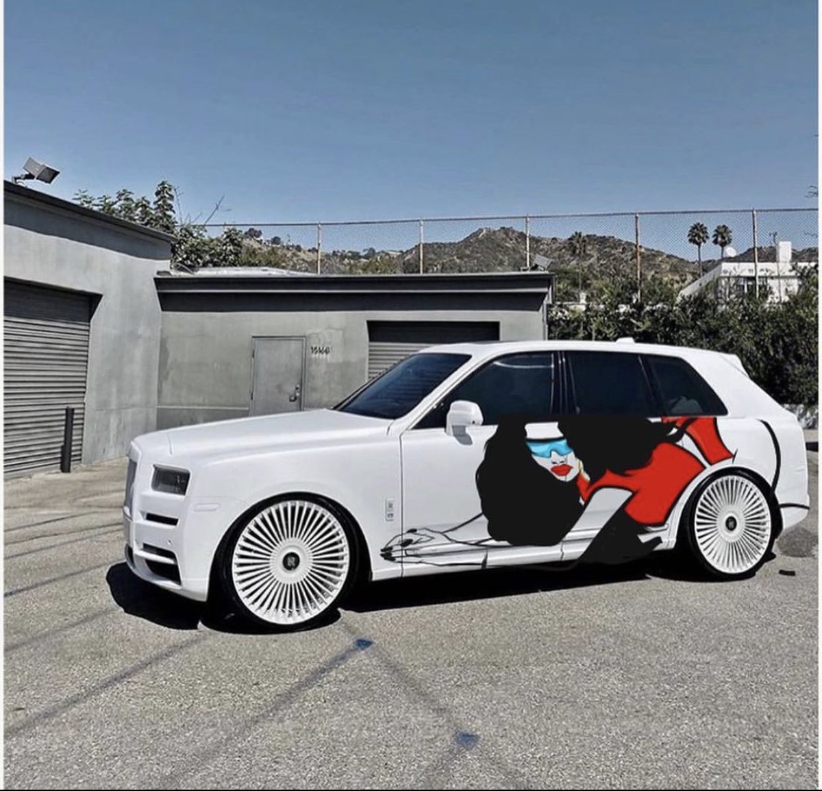 drivertiseng's tweet photo. Your car can be an expression of your personality through car wraps. This is a Rolls Royce Cullinan said to be worth over $300,000 beautifully wrapped in this design. Call us on 0802 249 8983 today. #carwraps #design #cars #expression #luxury #ooh #advertise #drivertise https://t.co/UCcNZ0Rh9b