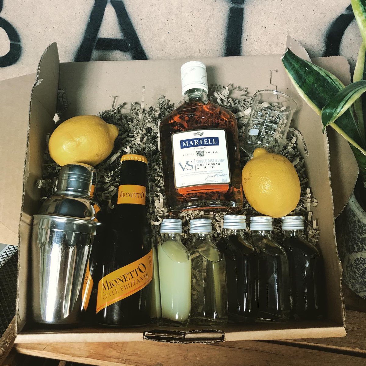 BatchBar's tweet photo. Examples of cocktail kits we’ve been making over the last few weeks for some fun clients. Virtual masterclasses are a lot of fun!
@twistlondon @Secret_LDN @JustEatUK @BatchBar #cocktailkit #masterclass #cocktailmasterclasses #cocktailmasterclass #cocktailsathome #virtuallearning https://t.co/CfpraT70H0