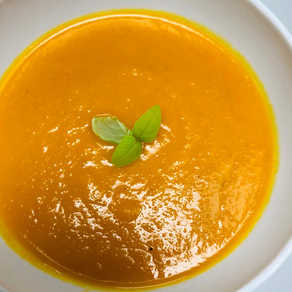 MannaDoncaster's tweet photo. Today it's Mediterranean Veg Pasta, Carrot Soup, Sourdough Bread &amp; lots of Chocolate treats for recipients in DN5 &amp; DN6 😍 
#FridayFeeling
🥘🥙🍛🍲🥗
If you need to talk call ☎️
07857417924 
(9am-5pm Mon-Fri)
#doncasterisgreat #bentleyisgreat https://t.co/bdoz9AglL7