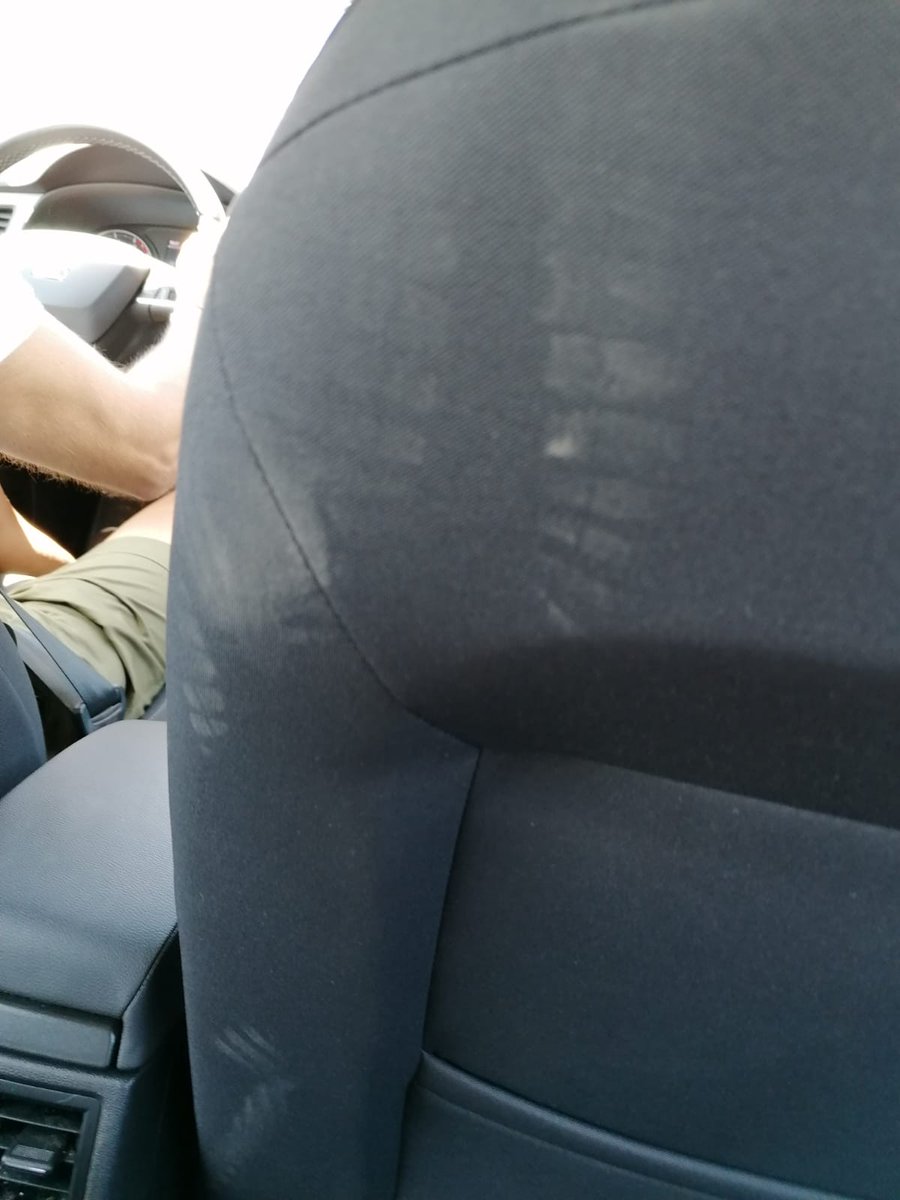 Jon_Etxebarria's tweet photo. @goldcarESP @goldcarcares  creéis en serio que en plena pandemia se puede entregar un vehículo sin limpiar? Está repugnante!! Llevamos media hora limpiando y desinfectando #irresponsables #goldcar https://t.co/2wnwjMJnek