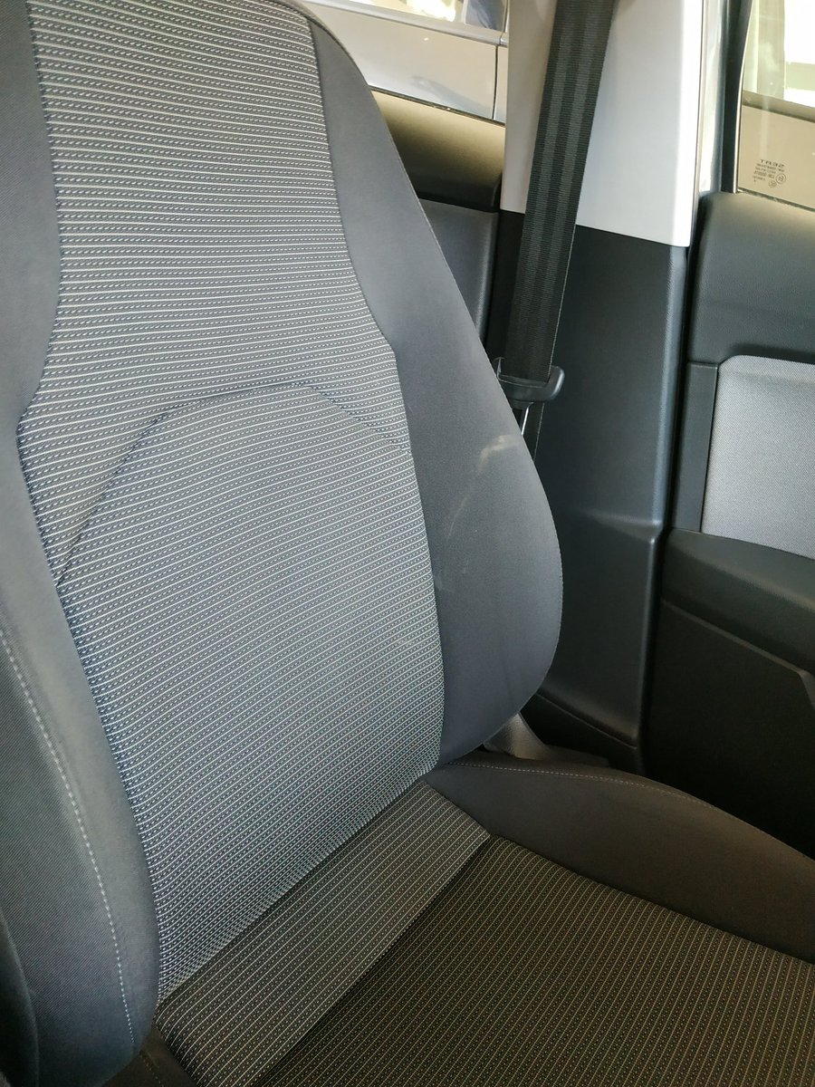 Jon_Etxebarria's tweet photo. @goldcarESP @goldcarcares  creéis en serio que en plena pandemia se puede entregar un vehículo sin limpiar? Está repugnante!! Llevamos media hora limpiando y desinfectando #irresponsables #goldcar https://t.co/2wnwjMJnek